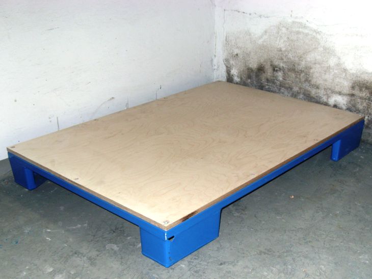 Stahlpalette aus Rohrrahmen mit Sperrholzdeck als rutschhemmende Auflage für das Ladegut
