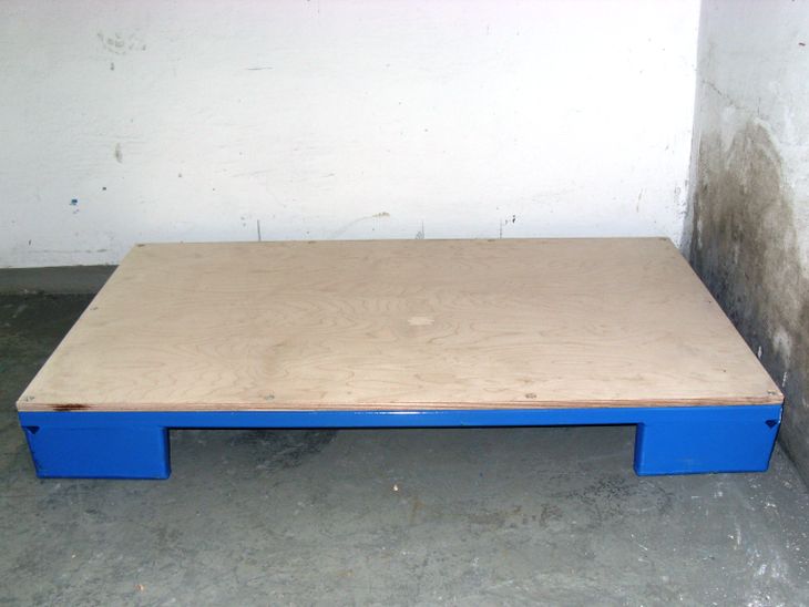 Frontalansicht der Stahlpalette aus Rohrrahmen mit rutschhemmendem Holzdeck