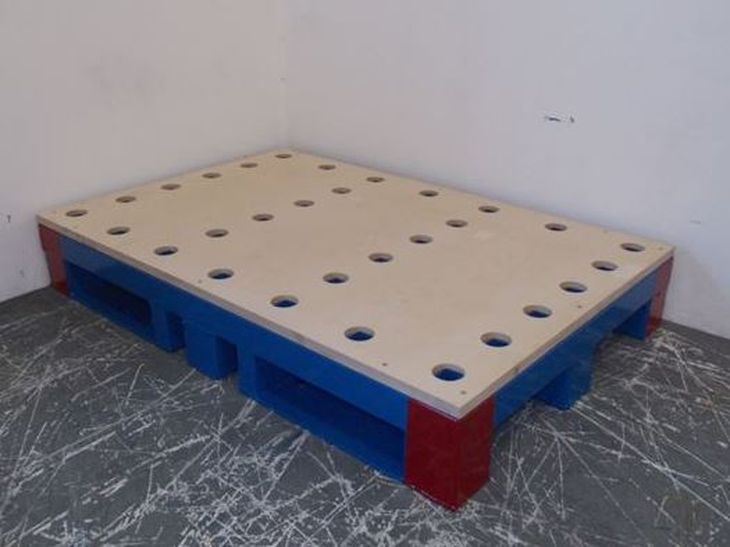 Stahlpalette als Trägerpalette mit steckbaren Holzprismen für Elektroaggregate