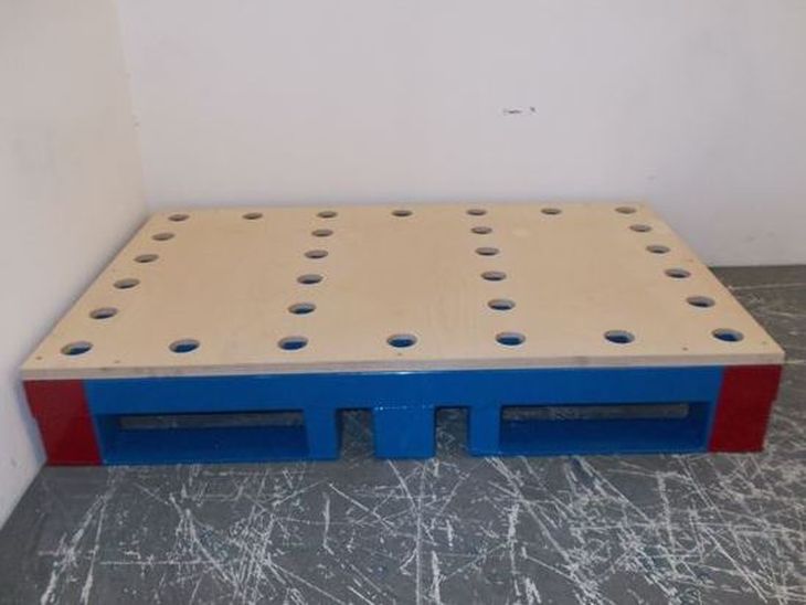 Frontalansicht der Trägerpalette mit unterbrochenen Bodenkufen und robsutem Einfahrschutz an der Palettenmitte