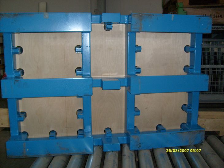 Ansicht Trägerplatte von unten, robuster Einfahrschutz in der Mitte der Palette und unterbrochene Bodenkufen