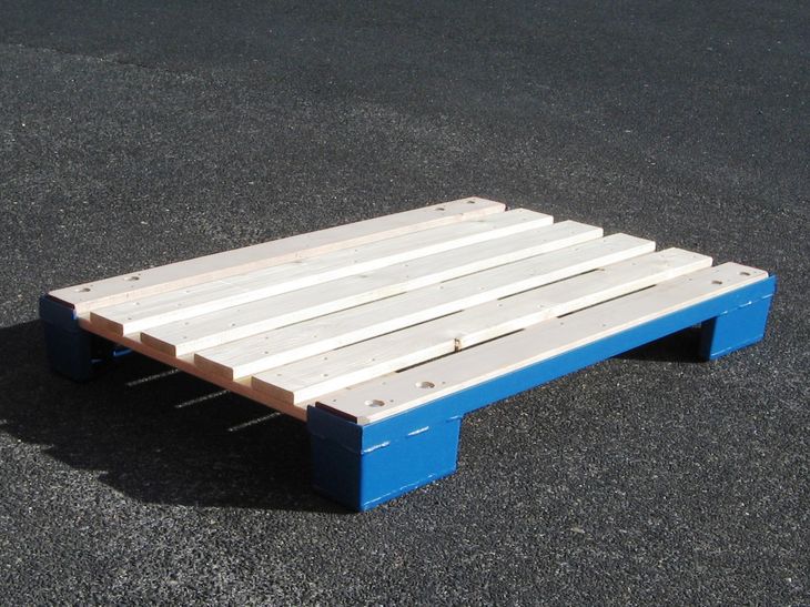 Trägerpalette in Hybridbauweise für automatisierte Fördertechnik