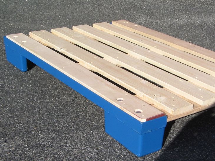 Detailansicht Trägerpalette mit speziellem Zusammenbau von Holzdeck und Stahlkufe zur Hybridbauweise
