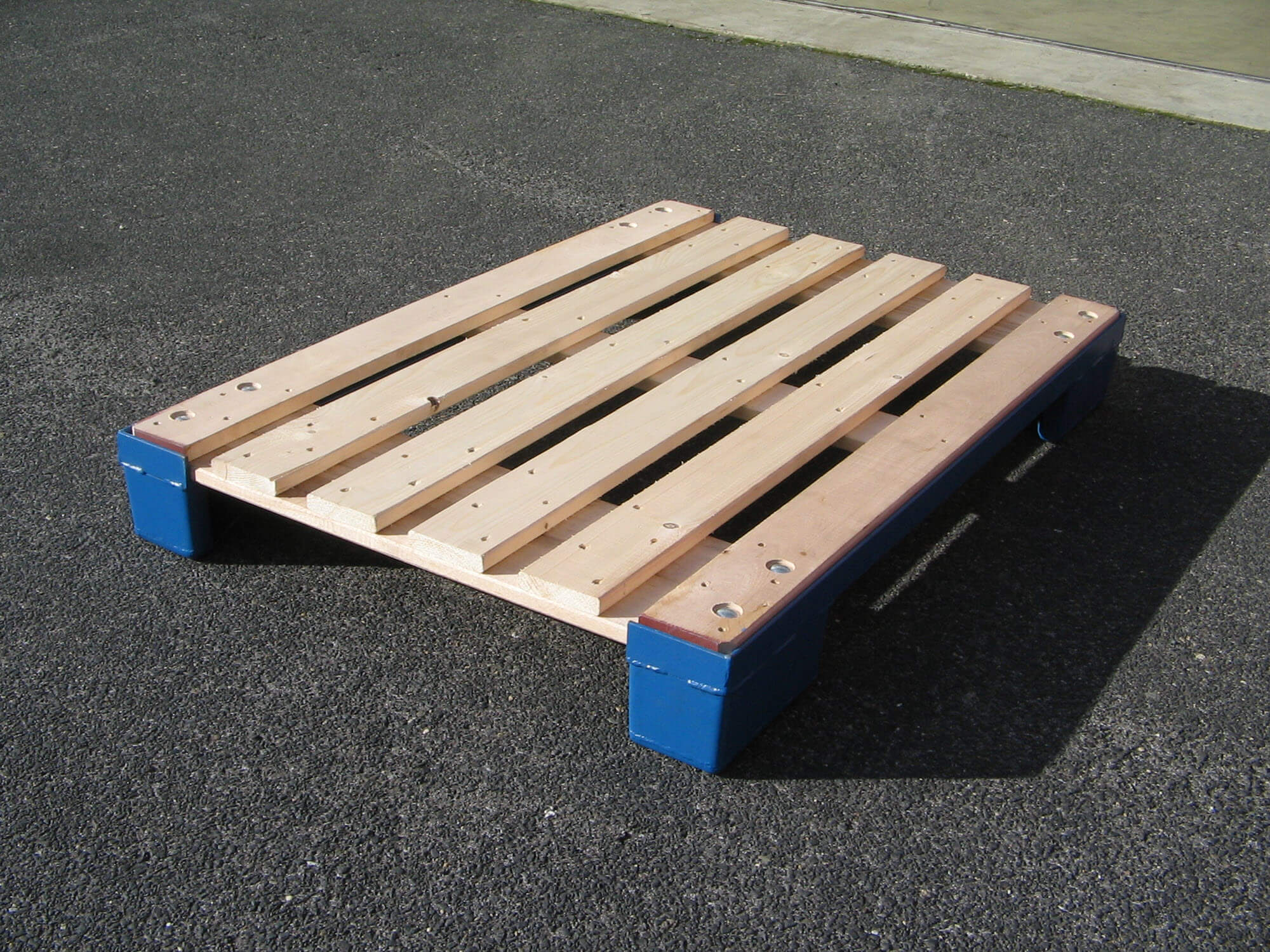 Trägerpalette mit angepasster Anordnung und Abmessung der Kufenfüße für eine Kompatiblität mit der Poolgitterbox