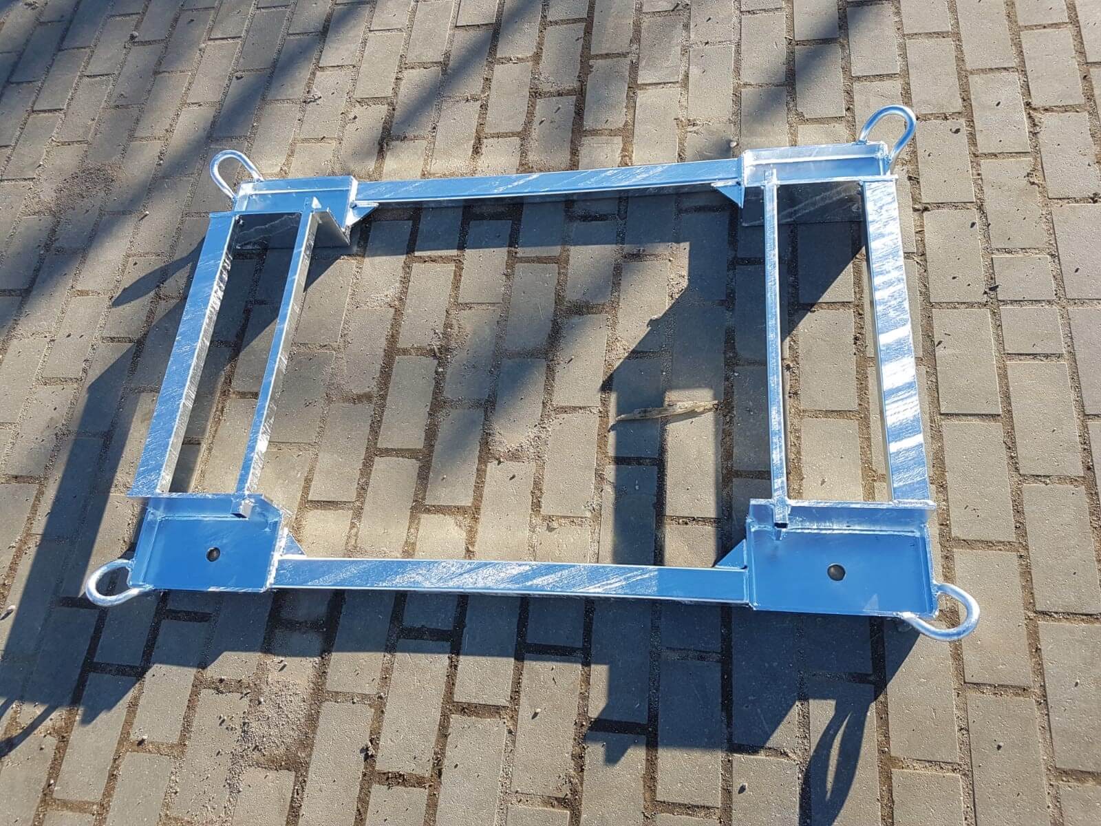 Feuerverzinkte Trägerpalette mit Kranösen für einfaches Handling