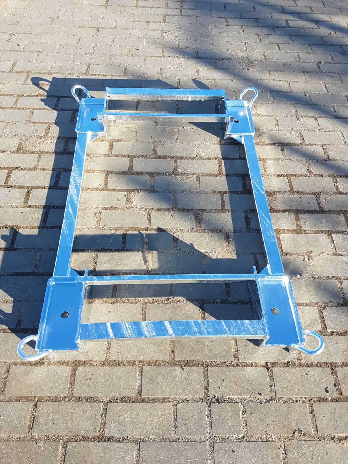 Seitliche Ansicht der Trägerpalette mit Kranösen