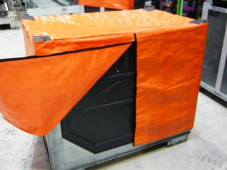 Gitterbox mit klein zusammengefalteter Thermohaube