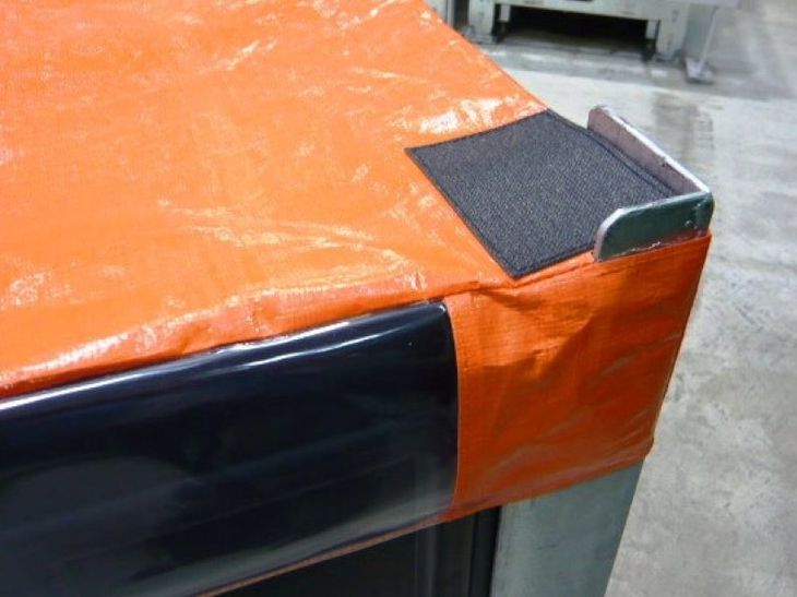 Gitterbox mit halb übergestülpter Abdeckhaube aus Gewebeplane