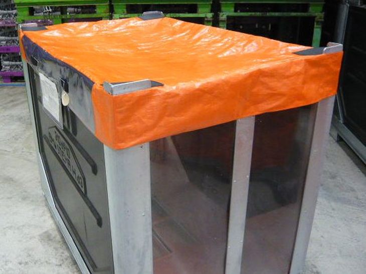 Gitterbox mit platzsparend zusammengefalteter Abdeck- und Schutzhabe