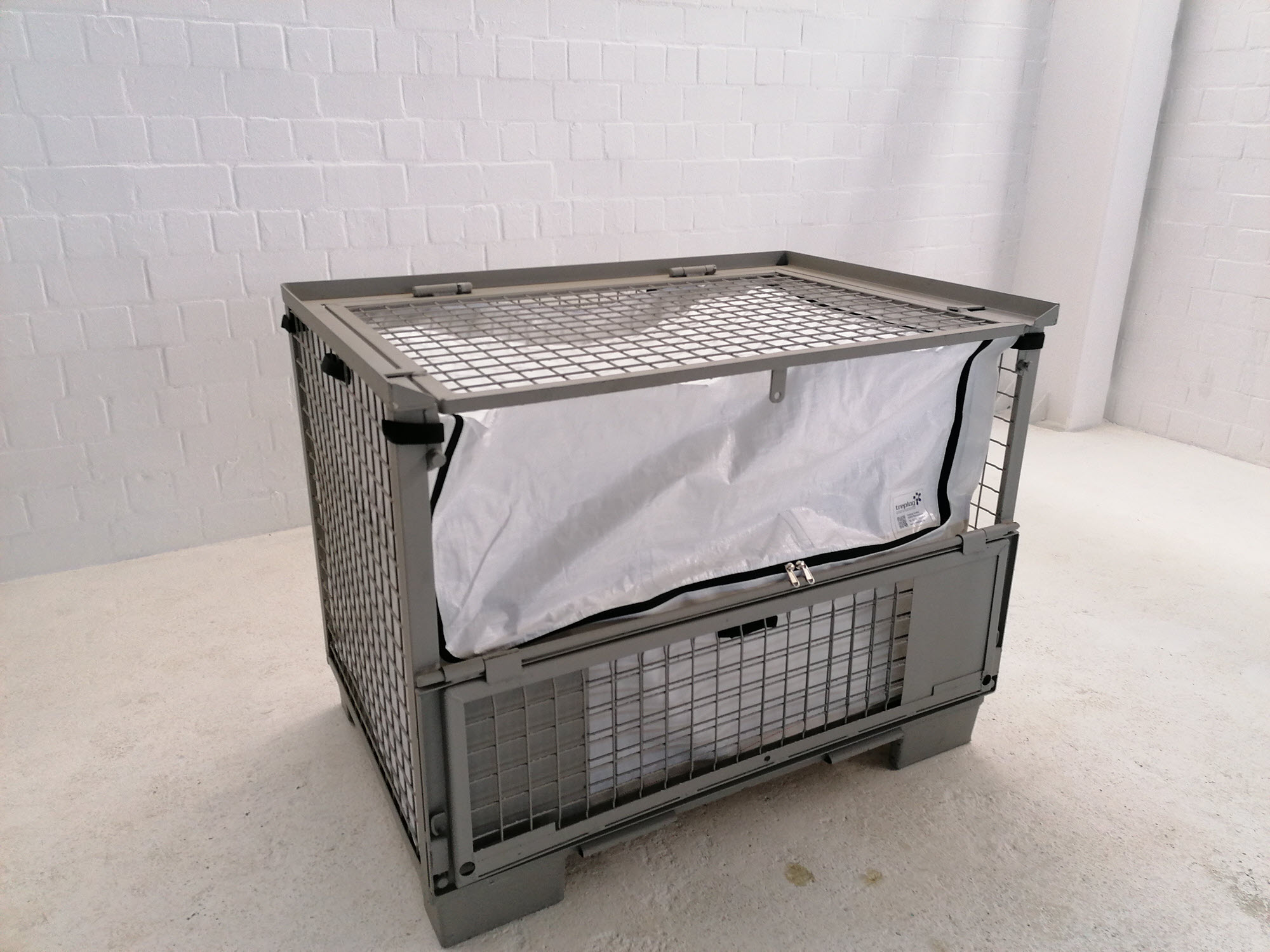 Gitterbox mit geöffnetem Deckel und Gitterboxauskleidung aus Planenmaterial