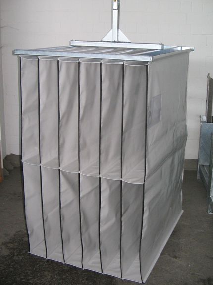 Komplettansicht GLT-Gefache zum automatisierten Transport von oberflächensensiblem Ladegut in Overhead Conveyor Systemen