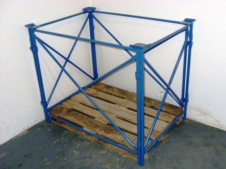 Palettenansteckrahmen für Holzpaletten mit Stapelfunktion und diagonaler Seitenverstrebung