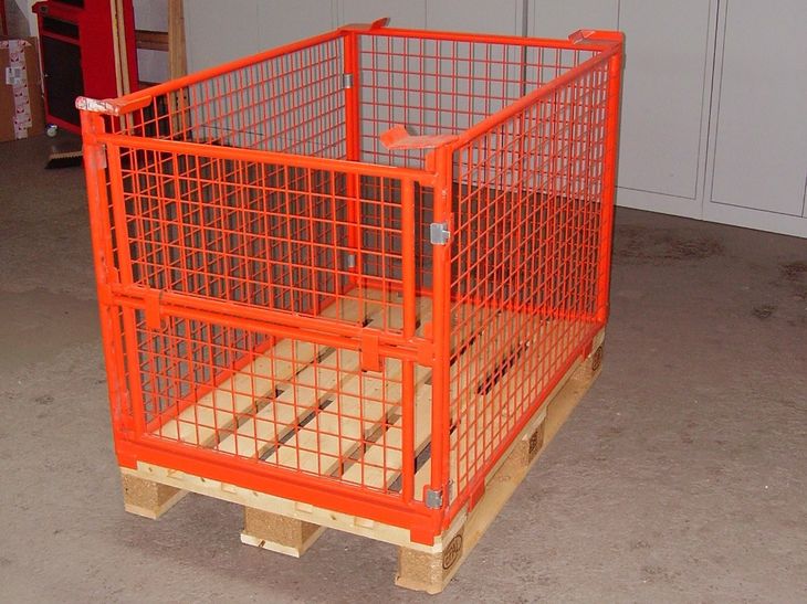 Palettenaufsatzrahmen mit klappbarer Türe zum Einhängen