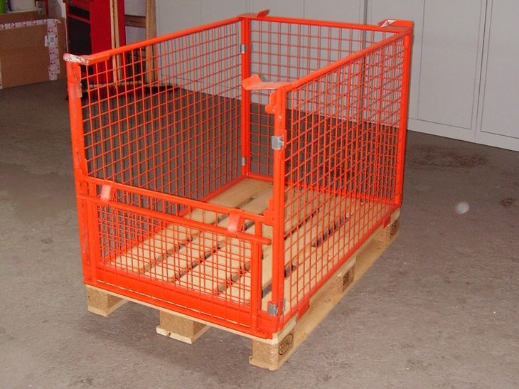 Palettenaufsatzrahmen mit halb geöffneter Klappe und Gitterauskleidung