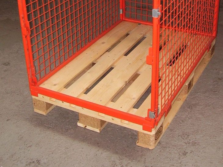 Stapelbarer Palettenaufsatzrahmen mit Gitterwänden an Stirnseite komplett geöffnet