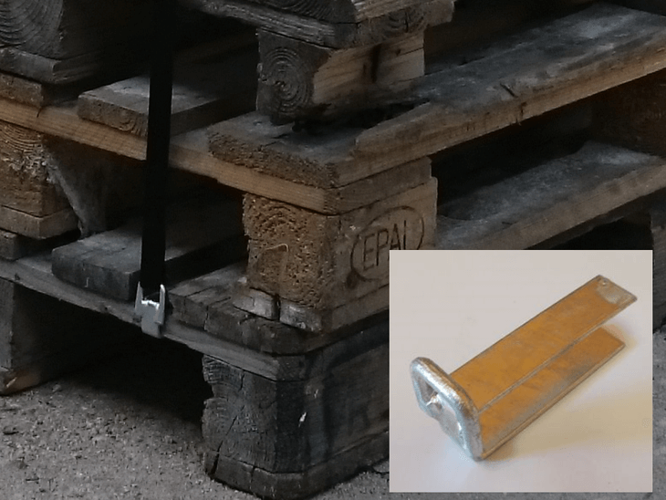 Detailansicht Befestigung Sicherungssegel durch Paletten-Ansteckschuh