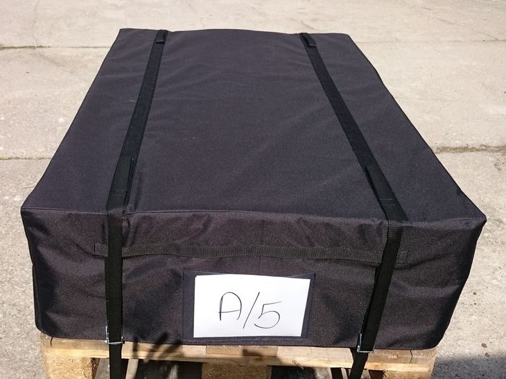 Detailansicht der Spanngurte und Nylonmaterial des Sicherungssegels