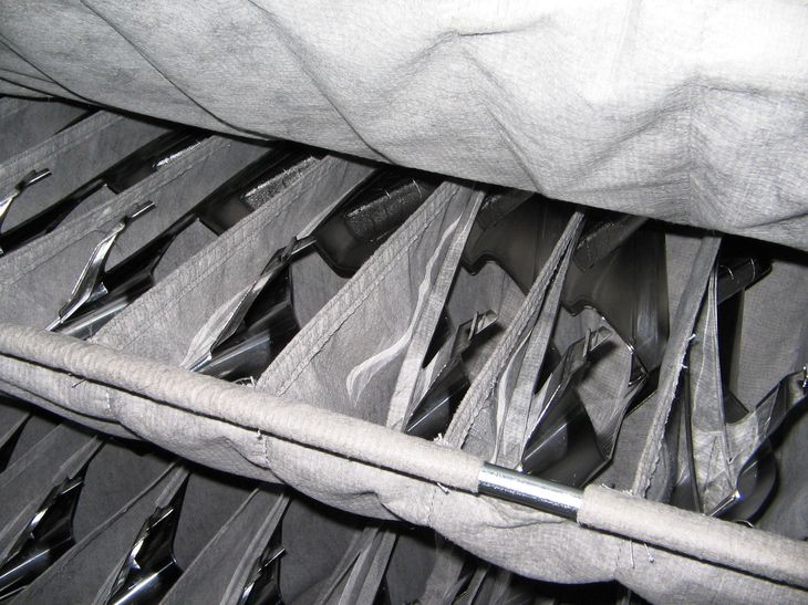 Mehretagiges, hängbares Textilgefache mit Ladegut für ESD-fähige Rollbox