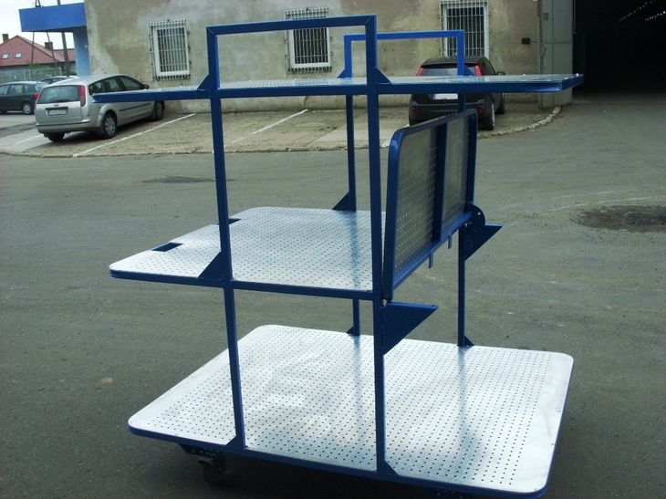 Etagenwagen mit klappbarem Blechböden und Potentialausgleich für den internen Materialfluss