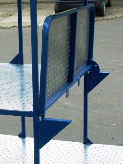 Detailansicht abgeklappter Lochblechboden zur Konfektionierung von Automotive-Interieur-Komponenten