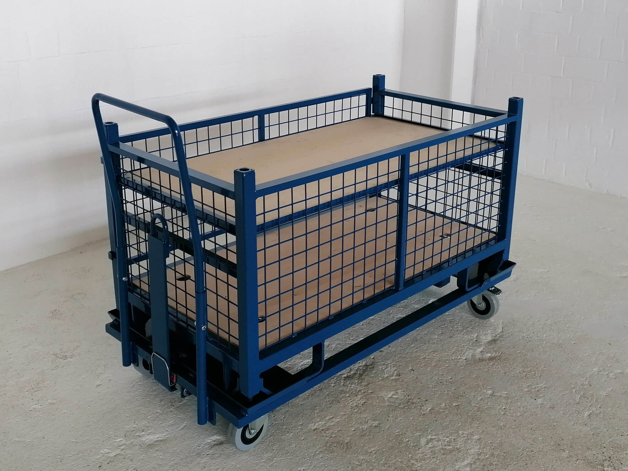 Etagenwagen als Transportbehälter auf Plattformwagen für Routenzug oder Staplertransport