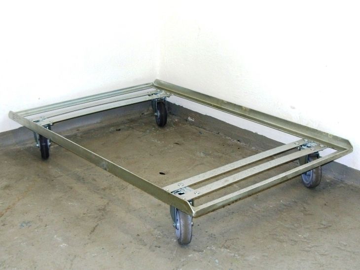 Rollwagen für Etagengestell mit Winkelrahmen zur Aufnahme von Kunststoffkästen