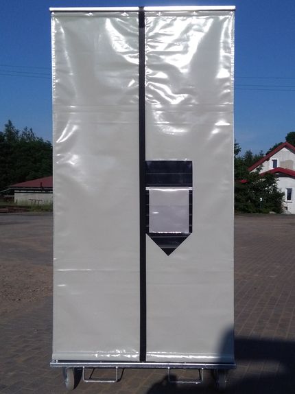 Geschlossener mehretagiger Rollbehälter mit Seitenwänden, Rückseite und Türe aus Planenmaterial