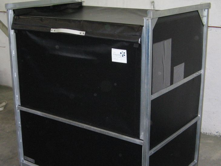 Frontalansicht geschlossener Rollbehälter mit Planentür und Textilgefache auf mehreren Ebenen