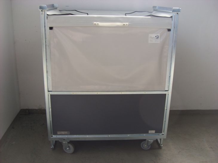 Mit Planentür geschlossener Transportrollbehälter mit mehretagigem Textilgefache und ESD-Schutz