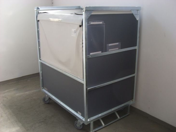 Seitenansicht geschlossener Transportrollbehälter mit mehretagigem Textilgefache für oberflächenempfindliches Ladegut