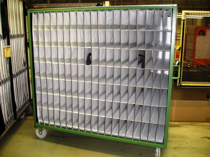 Großraum-Rollbehälter mit textiler Gefachekonstruktion für Kunststoffformteile
