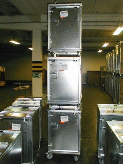 Mehrfach gestapelte, diebstahlgeschützte Versand-Rollboxen für Elektronikware