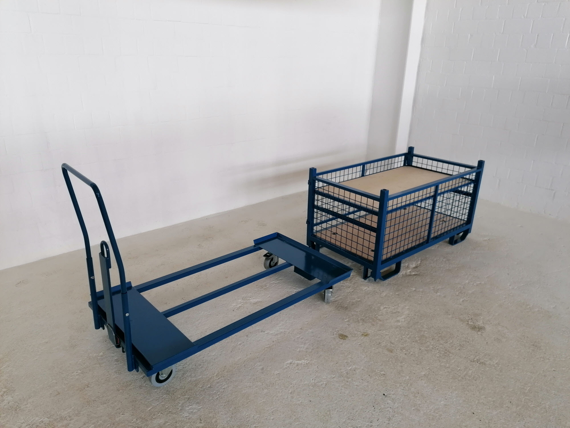 Plattformwagen mit Kupplungs- und Deichselsystem für Systembehälter