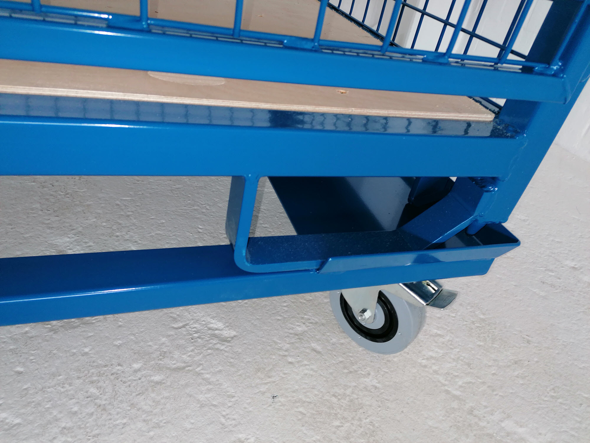 Detailansicht Stand des Systembehälters mit Holzböden auf dem Plattformwagen