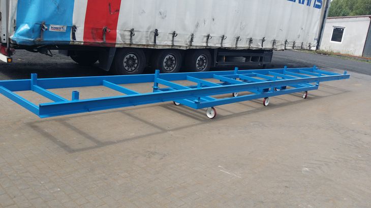 Sonderrollwagen für Langgutpalette mit verbauten Lenkrollen für ein weniges Manövrieren