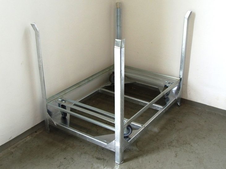 Rungengestell zur Magazinierung von Winkelrollrahmen für einfaches Handling mit Gitterbehältern