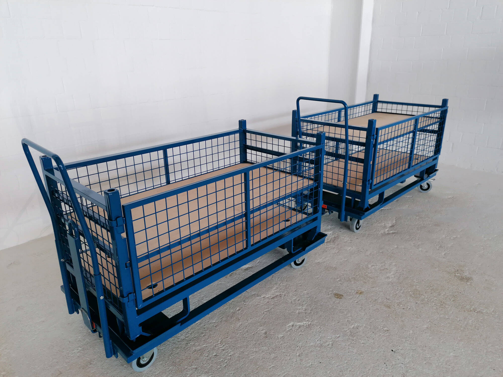 Routenzugwagen für Systembehälter mit höhenverstellbaren Zwischenböden