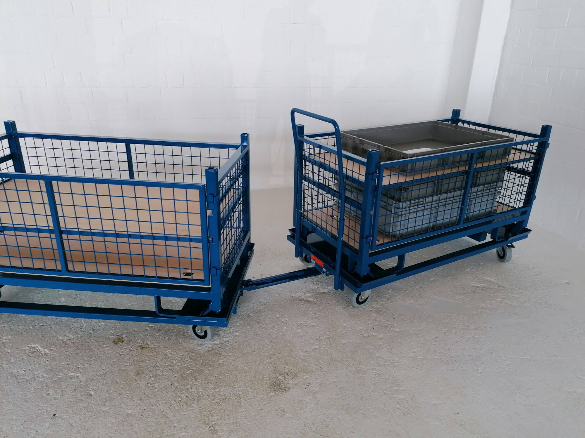Zwei Routenzugwagen mit Transportbehälter im Zugeverband