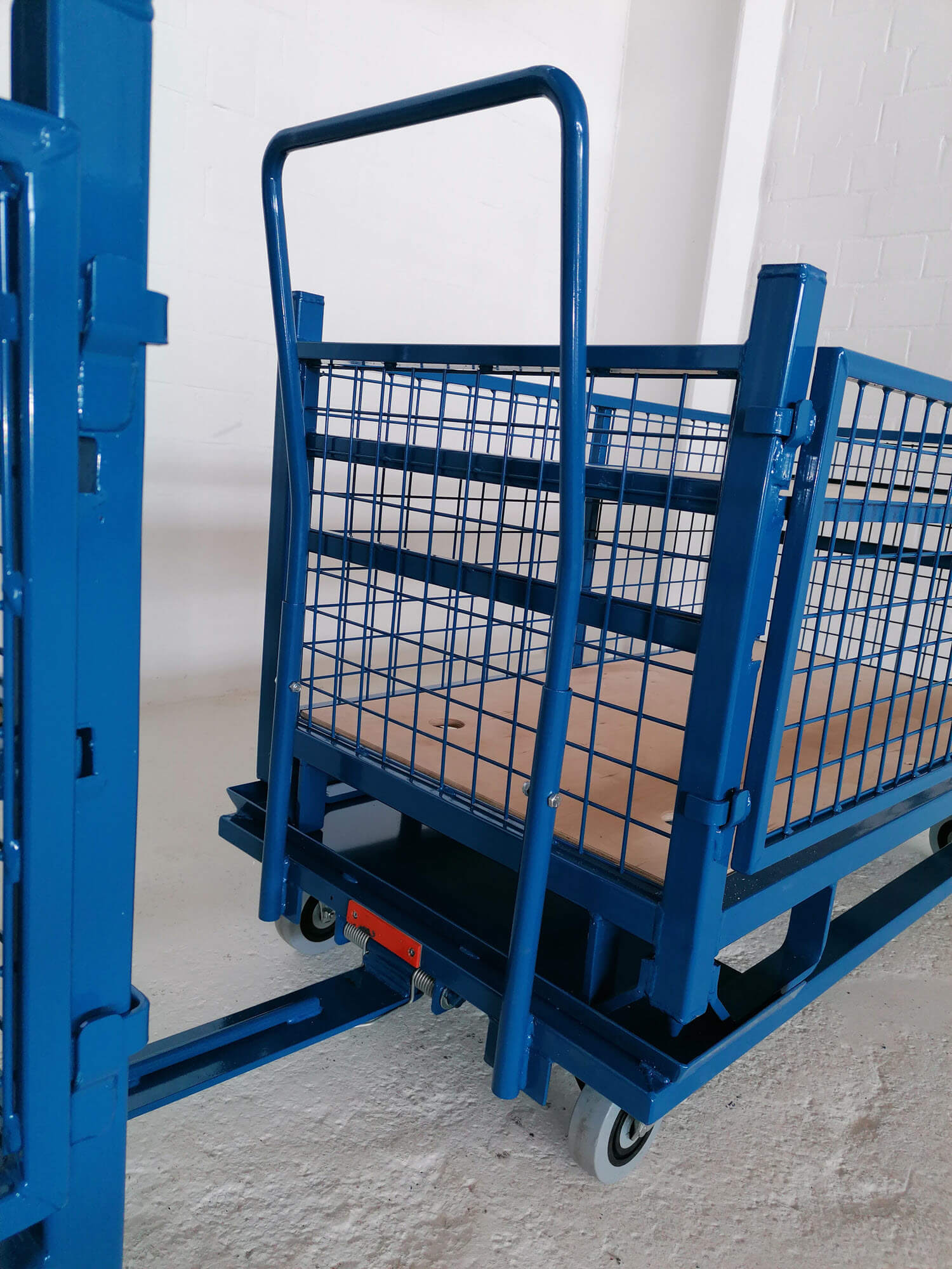 Detailansicht Schleppverband von zwei Routenzugwagen mit Spezial-Transportbehälter