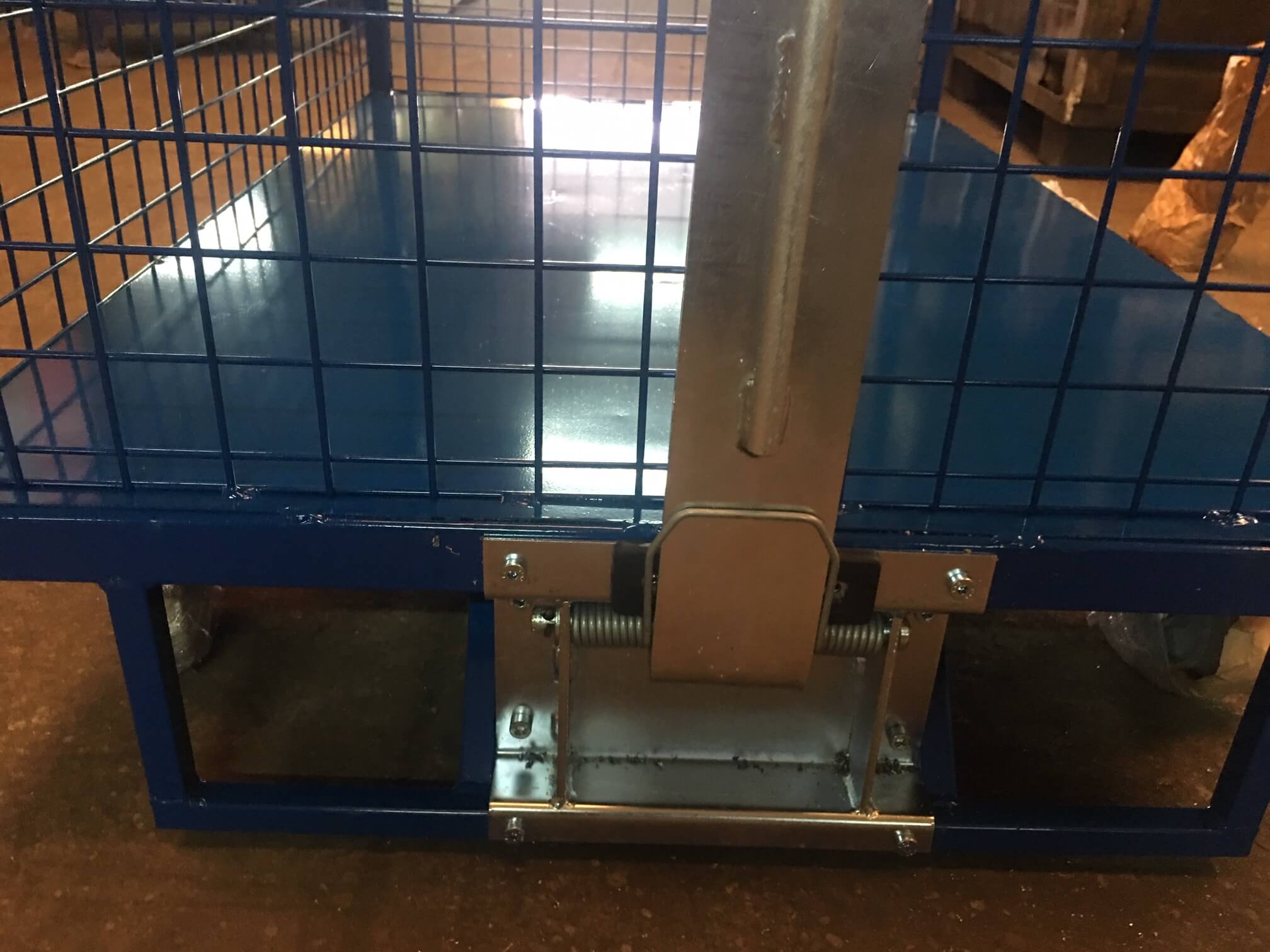 Detailansicht der Deichsel mit Aufrichtungsfunktion beim Routenzugwagen