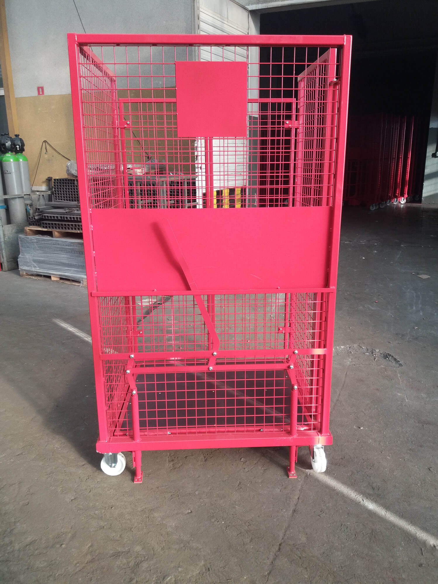 Ansicht Rückseite mit Blechtafel für Begleitpapiere und Bremsanlage
