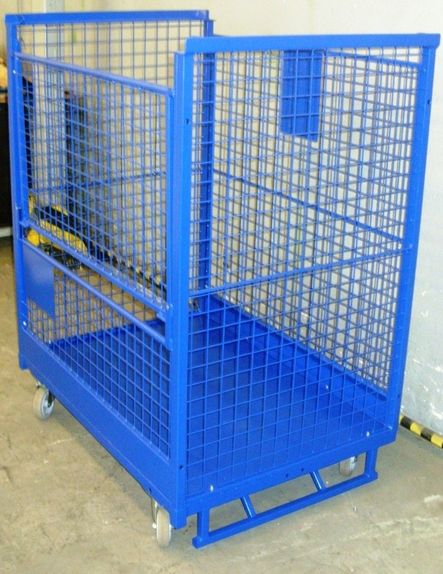 Seitliche Ansicht stapelbarer Gitterbehälter als Stückrollbehälter mit Blechtafel für Begleitpapiere