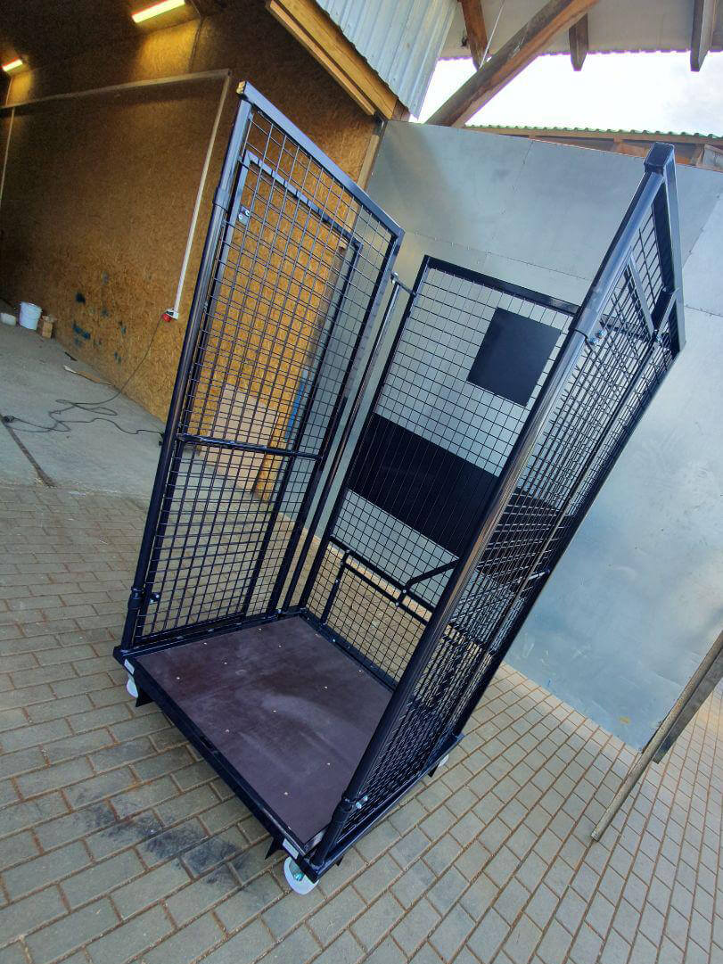 Ansicht Stückgutrollbehälter mit geöffneter Bedienseite und Blechtafel für Begleitpapiere