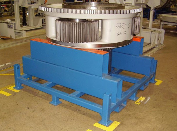 Ein Planetengetriebe liegt auf einer Systempalette aus blauem Stahl