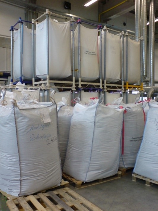 Big-Bag-Palette-2 Mit maßgeschneiderten Gestellsystemen lassen sich Big Bags sicher und passgenau stapeln.