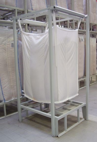 Stack-Tainer-mit-eingehaengtem-Big-Bag-beschn Stack-Tainer mit eingehängtem Big-Bag für einfache Entnahme des Schüttguts.